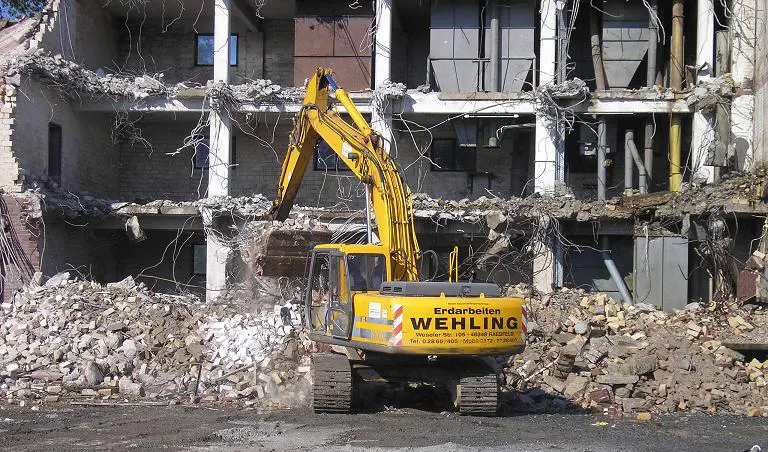 Ein Bagger führt Abbrucharbeiten an einem Gebäude durch